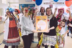 Sana-sol Vitanallet lahjoitti 10 000 euroa Sairaalaklovnit ry:lle