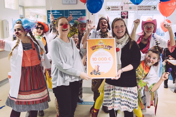 Sana-sol Vitanallet lahjoitti 10 000 euroa Sairaalaklovnit ry:lle