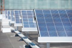 Aurinkovoimalan vaihtosuuntaaja, eli invertteri, muuntaa aurinkopaneelien tasasähkön sähköverkkoon soveltuvaksi vaihtosähköksi. Pitäjänmäen aurinkovoimalaboratorion laajennus valmistuu vuoden 2018 loppuun mennessä.