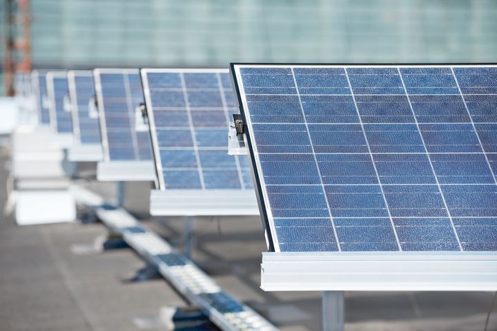Aurinkovoimalan vaihtosuuntaaja, eli invertteri, muuntaa aurinkopaneelien tasasähkön sähköverkkoon soveltuvaksi vaihtosähköksi. Pitäjänmäen aurinkovoimalaboratorion laajennus valmistuu vuoden 2018 loppuun mennessä.