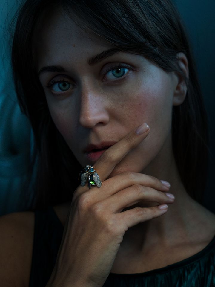 Kuukärpäset-sormus turmaliineilla, timanteilla ja safiireilla