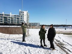 Haastattelemassa ja kuvaamassa Vuosaaren Hiekkajaalanrannassa. Kuva: Hanna-Liina Wäre.