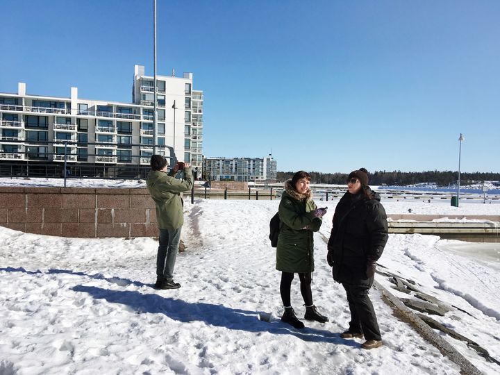Haastattelemassa ja kuvaamassa Vuosaaren Hiekkajaalanrannassa. Kuva: Hanna-Liina Wäre.