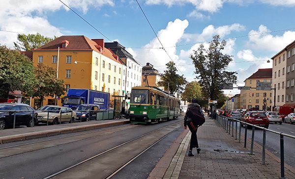 Mäkelänkatua arkiliikenteessä. Kuva_ Laura Lehtiö