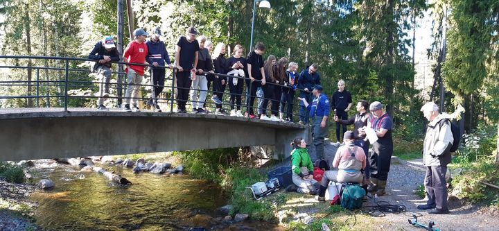 Imatran koululaisia ja RiverGo-hankeen tutkijoita kaupunkipurolla vuonna 2020. Kuva: Pekka Vähänäkki.