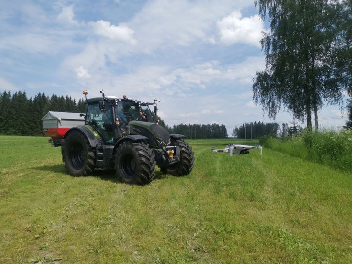 Etohjattava traktori ja drone. Kuva: Marjut Koskela / Centria