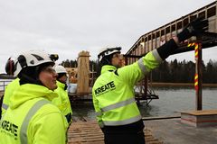 Kreaten työmaapäällikkö Tero Haaramäki (oik.) kertoo vierailijoille uuden läppäsillan rakentamisesta ja tekniikasta. Kuvassa edustalla siltaurakan projekti-insinööri Ville Järviö.