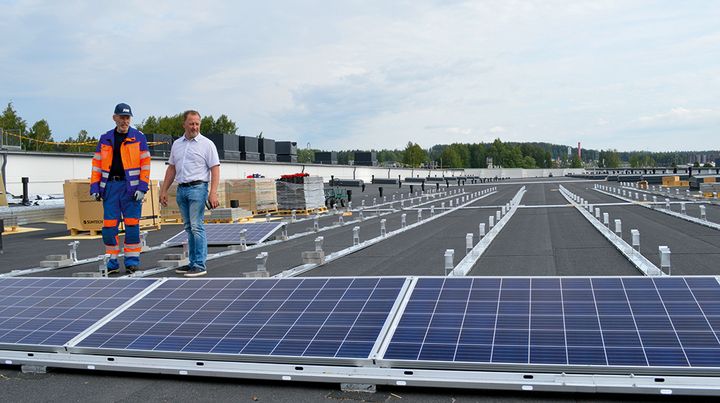 Aurinkopaneeleita asennetaan Prisma Seppälän katolle syksyllä 2018.