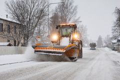 Plöjning i Skomakarböle. Bild: Roni Rekomaa.