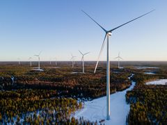 S-ryhmä on investoinut omaan uusiutuvaan energiaan pitkäjänteisesti. Kaupparyhmän suurin 27 voimalan tuulipuisto otettiin käyttöön tänä vuonna Simon Sarvisuolla. Kuva: Timo Heikkala