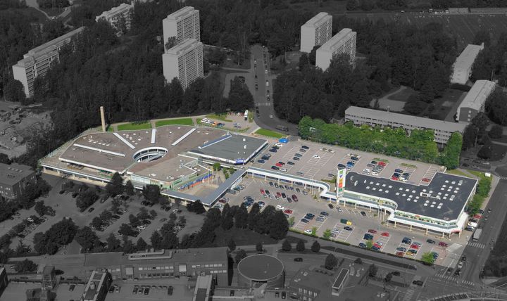Puhoksen ostoskeskus ilmakuvassa. Vanhin, viuhkamainen A-osa on kuvassa vasemmalla.