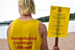 Rantapelastajilla on tärkeä rooli huonontuneen vedenlaadun tiedotuksessa. Rantapelastajat seuraavat sinilevätilannetta päivittäin. Havainnot tiedotetaan eteenpäin Helsingin kaupungin ympäristöpalveluille. Jos sinilevää havaitaan, viedään rannalle tästä ilmoituskyltit. Rastilassa ei ollut vielä heinäkuun alussa sinilevää havaittavissa. Kuva: Teina Ryynänen
