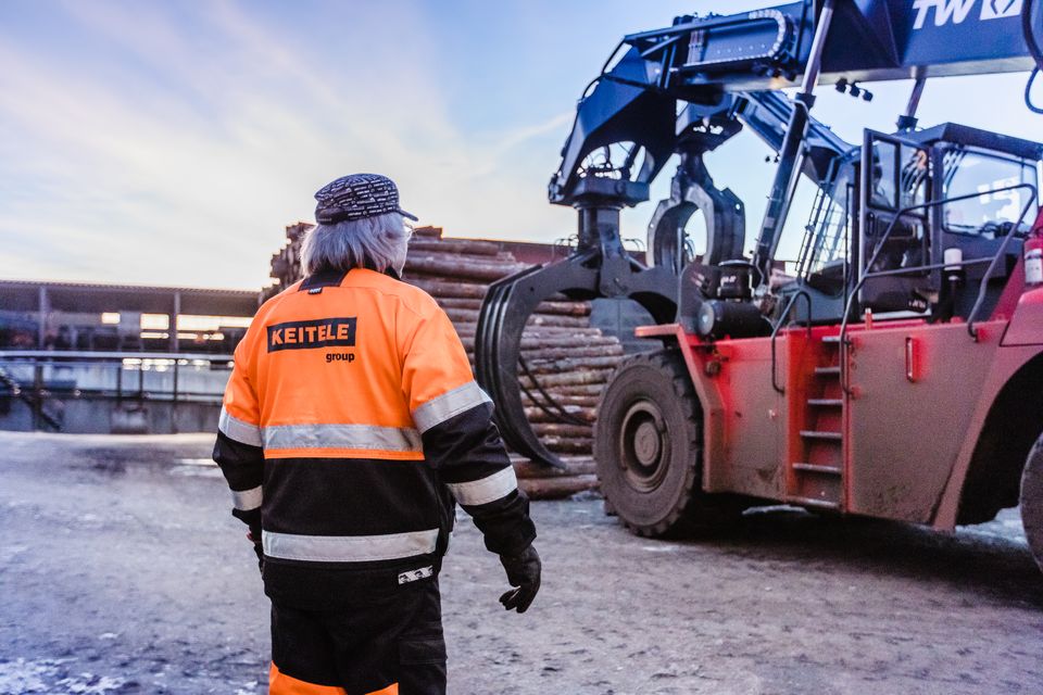 Puunkäsittelyä Keitele Forestin Keiteleen tehtaalla