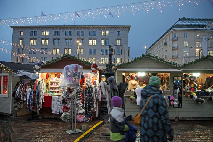 Mantan markkinat on avattu jouluvalaistulla Havis Amandan aukiolla! Kuva: Helena Roschier