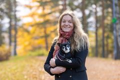 Emmi Klemetti-Hokkanen etsii rakenteilla olevaan Jyväskylän Eläinsairaalaan lisää eläinlääkäreitä. Hän uskoo, että modernit tilat ja Jyväskylä luonnonläheisenä asuinkaupunkina voivat houkutella työntekijöitä kauempaakin. Kuvaaja Jiri Halttunen.