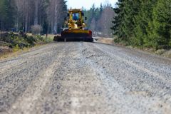 Långa regnperioder medför utmaningar för underhållet av grusvägarna, ef-tersom vägens yta inte kan jämnas ut med en väghyvel förrän det blir uppe-hållsväder och vägytan torkar upp.