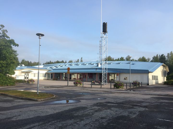 Det nya servicetorget kommer att ha lokaler i närservicecentralen som nu bär namnet Ruskahuset, och där det redan finns flera tjänster som ordnas av staden, såsom bibliotek, mödra- och barnrådgivning, hälsostation, servicepunkt, tandklinik, hemvård och socialtjänster. (Foto: Juha-Pekka Strömberg/Esbo stad)