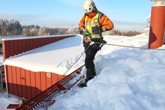 Kattoturvatuotteet on kehitetty työturvallisuuden varmistamiseksi, kyseessä on putoamisen suojaus.