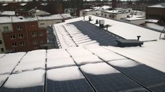 Faktat:
nimellisteho 40 kW,
vuosituotto 36 000 kWh,
aurinkopaneelit 160 kpl, paneeliston pinta-ala 270 m2.
