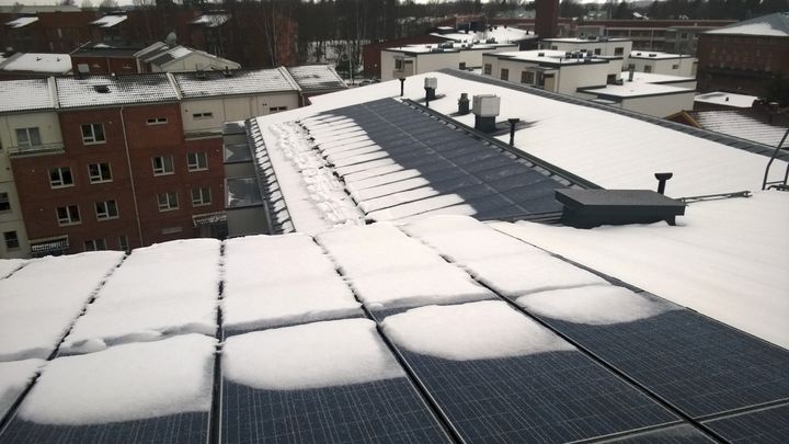 Faktat:
nimellisteho 40 kW,
vuosituotto 36 000 kWh,
aurinkopaneelit 160 kpl, paneeliston pinta-ala 270 m2.