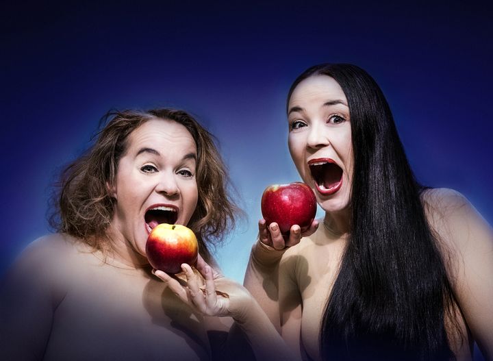 Maailmanhistorian paskimmat poikaystävät (Världshistoriens pissigaste pojkvänner) hoppar lätt och respektlöst mellan olika ämnen, språk och århundraden i sin strävan att reda ut begreppen kring parförhållandenas vad, vem, när, hur - och varför. Bild: Cata Portin.