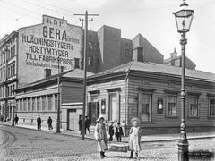 Tytöt kantavat pyykkikoria Yrjönkadun ja Iso Roobertinkadun risteyksessä vuonna 1907. Kuva: Helsingin kaupunginmuseo/Signe Brander