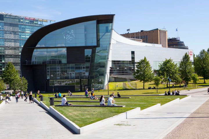 Kiasma on yksi aikansa merkkirakennuksista. Arkkitehti Steven Hollin suunnittelema museo avattiin yleislle 30.5.1998. Kuva: Kansallisgalleria / Susanna Kesnen