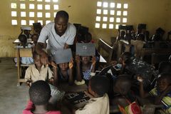 Norsunluurannikkolaiselle Reilun kaupan kaakao-osuuskunnalle maksetuilla Reilun kaupan lisillä on rakennettu koulu Tiemokokron kylään. Reilun kaupan tiloilla lapsityövoiman hyväksikäyttö on kielletty. Kuva: Luc Gnago