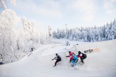 Miesten karsintakilpailun välierierät lumisella Jyväskylän radalla, urheilijat vasemmalta oikealle: Kanadan Derrek Coccimiglio, Sveitsin Kevin Sciboz, Kanadan Alex Mercier, Puolan Lukasz Korzestanski