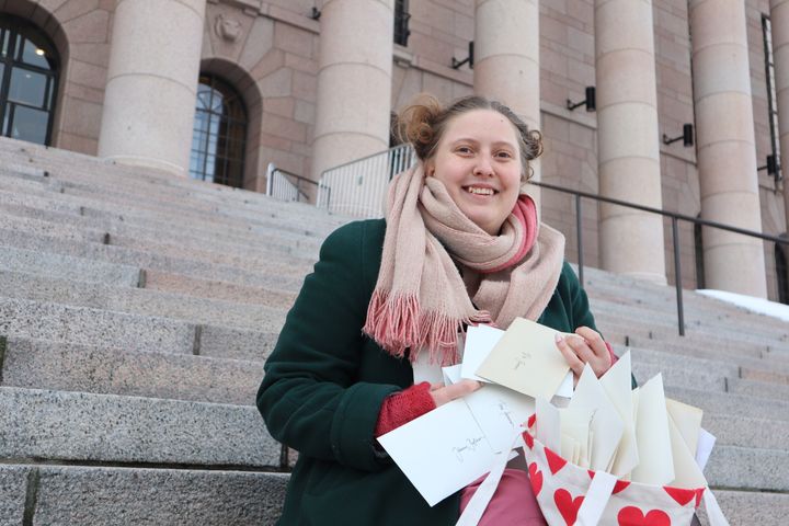 Kokemusasiantuntija Valentina Vihonen kävi toimittamassa kaksisataa joulukorttia nuorten terveisineen eduskuntatalolle. Kuva: Hanna Suomi, Diakonissalaitos