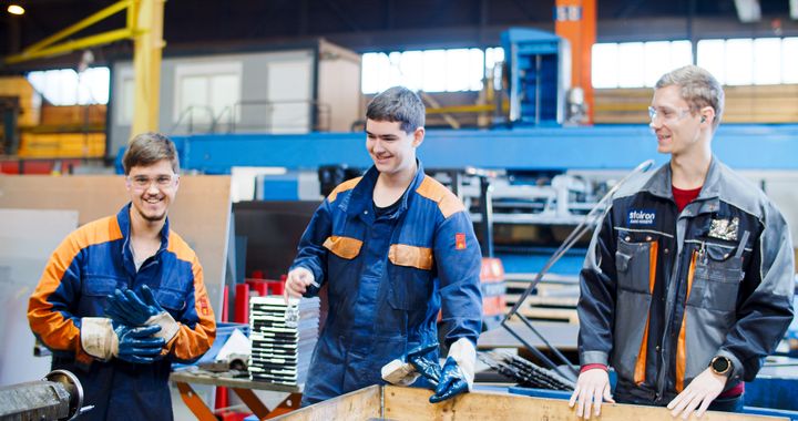 Stairon haluaa tukea tulevaisuuden tekijöitä tarjoamalla mahdollisuuksia työharjoitteluun teollisuuden alan opiskelijoille. Kuvan turkulaiset Eetu ja Santtu kerryttivät metallialan osaamistaan kuuden viikon mittaisella työharjoittelujaksolla Staironilla. Työelämän oppeja nuoret saivat muun muassa Staironin projektipäälliköltä Aaro Kivistöltä.