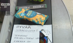Hihnalla nähtiin tänäkin vuonna erilaisia asiakkaiden tervehdyksiä. Kuvakaappaus Prisman Facebookista.