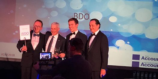 BDO:laisia juhlistamassa palkintoa Digital Accountancy Forum & Awards 2018 -gaalassa. BDO Globalin toimitusjohtaja Keith Farlinger on toinen vasemmalta.