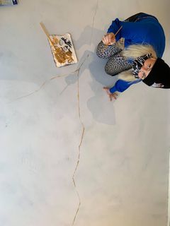 Johanna Oras luomassa kestävää taidetta Pyörre-talon lattiaan