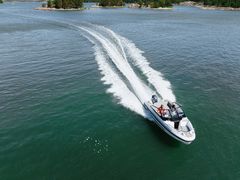 The wide hull makes the Yamarin 59 BR extremely stable. The largest engine option is the Yamaha F115, which can achieve a maximum speed of around 37 knots.