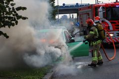 Autopaloissa vapautuu runsaasti savukaasuja. Kuva: Helsingin kaupungin pelastuslaitos