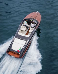 Riva on tunnetuin Boats Storen edustaman italialaisen Ferretti Groupin venemerkeistä. Kaunislinjaisia veneitä on valmistettu vuodesta 1842 lähtien Iseo-järven rannalla Pohjois-Italian Lombardiassa. 