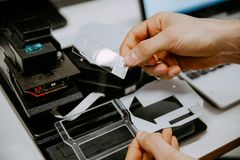 MoMic-laitteesta on juuri valmistettu uusi prototyyppi. Laitteen kehitystyötä tukee matkapuhelimien komponenttien ja kameraoptiikan jatkuva kehittyminen. Kuva: Ari Hallami