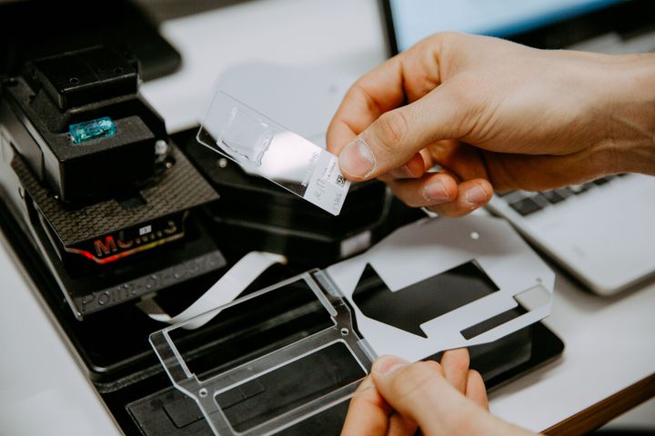 MoMic-laitteesta on juuri valmistettu uusi prototyyppi. Laitteen kehitystyötä tukee matkapuhelimien komponenttien ja kameraoptiikan jatkuva kehittyminen. Kuva: Ari Hallami