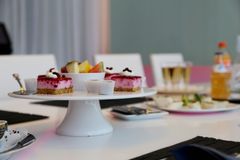 Voittajakahvitarjoiluja Veikkauksella.