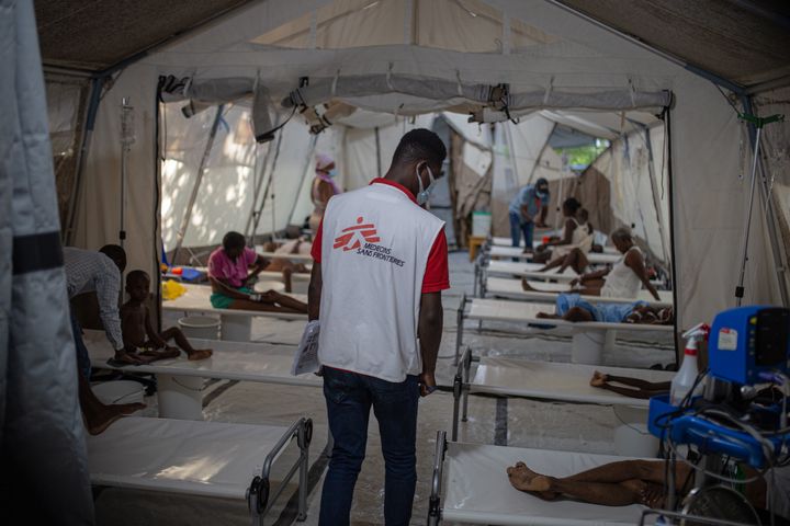 Lääkärit Ilman Rajoja -järjestön terveysneuvoja Jose seuraa potilaiden vointia järjestön koleranhoitokeskuksessa Haitin pääkaupungissa Port-au-Princessa. Kuva: Alexandre Marcou, Lääkärit Ilman Rajoja.