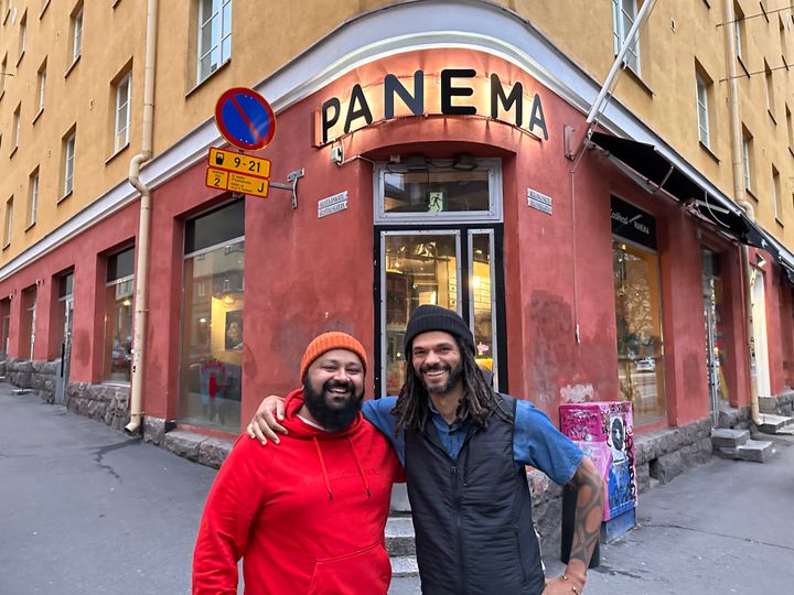 Onniravintoloiden Gianjot "Dollar" Singh (vas.) ja Kallion Panimoravintoloiden Cleber Gonçalves sopivat Paneman ravintolakaupoista tiistaina Helsingissä. Kuva: Onniravintolat.