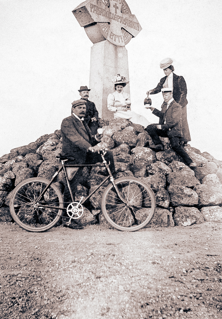 Museossa voi tutustua sarjaan valokuvia 1800–1900-luvuilta. Ne kertovat Vanhasta Vaasasta kaupunkilaisten retkeilykohteena. Kuva: Pohjanmaan museon arkisto.