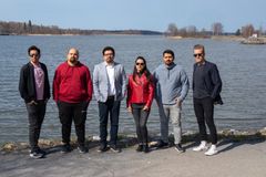 Apulaisprofessori Miadreza Shafiekhah ja FES2023-konferenssin järjestelytoimikunnan jäseniä Vaasan yliopistosta. Kuva: Riikka Kalmi