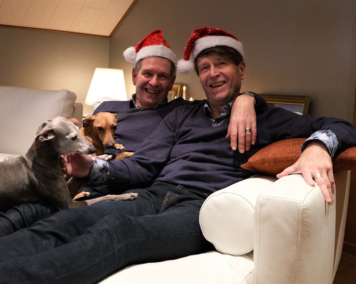 Timo ja Jukka joulutunnelmissa koiriensa kanssa
