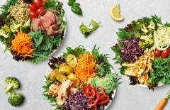 Picnicin uudet salaatit: savulohi-pottusalaatti, paahtopaistisalaatti ja marinoitu kanasalaatti.
