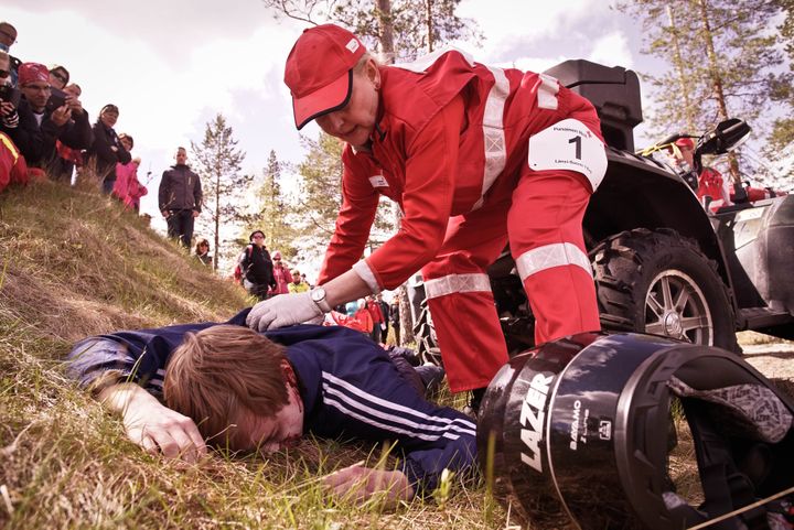 Ensiavun SM-kisoissa Rovaniemellä 2015 kisaajat auttoivat kuvitteellisessa mönkijäturmassa. Kuva: Antti Kurola