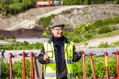 Kontiolahden kunnan ympäristöpäällikkö Antti Suontama opasti talkoolaisia tunnistamaan istutettavia puulajeja. Suontaman käsissä tervalepän ja vuorijalavan taimet. Kuva: Jarno Artika.