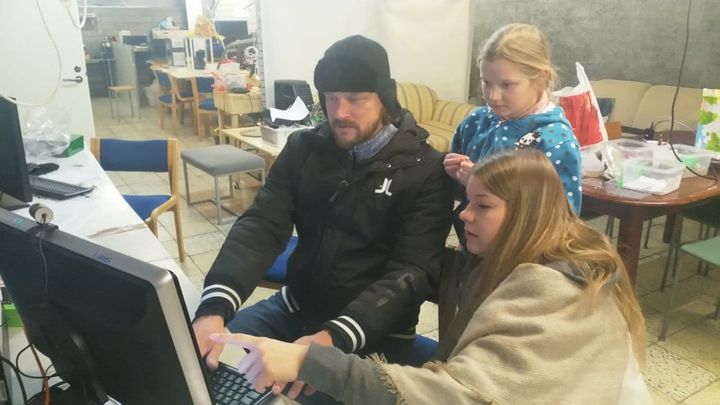 Yksi Fuugin säätiön tukikohteista: Seinäjoen hacklabissa vanhempia ja nuorempia Linux-guruja