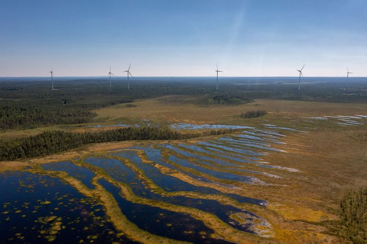 Kierroksella voi tutustua VR-kokemuksen avulla esimerkiksi tuulivoiman tulevaisuuteen Suomessa. Kuva: Kalle Kataila / Aalto-yliopisto